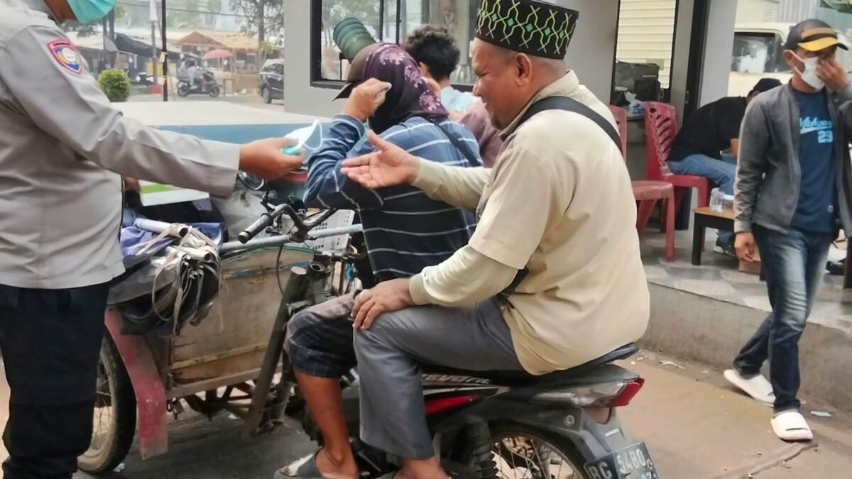 Polsek SU 1 Bergerak, Masker Gratis Dibagikan di Ruas Jalan dan Sekitar Masjid