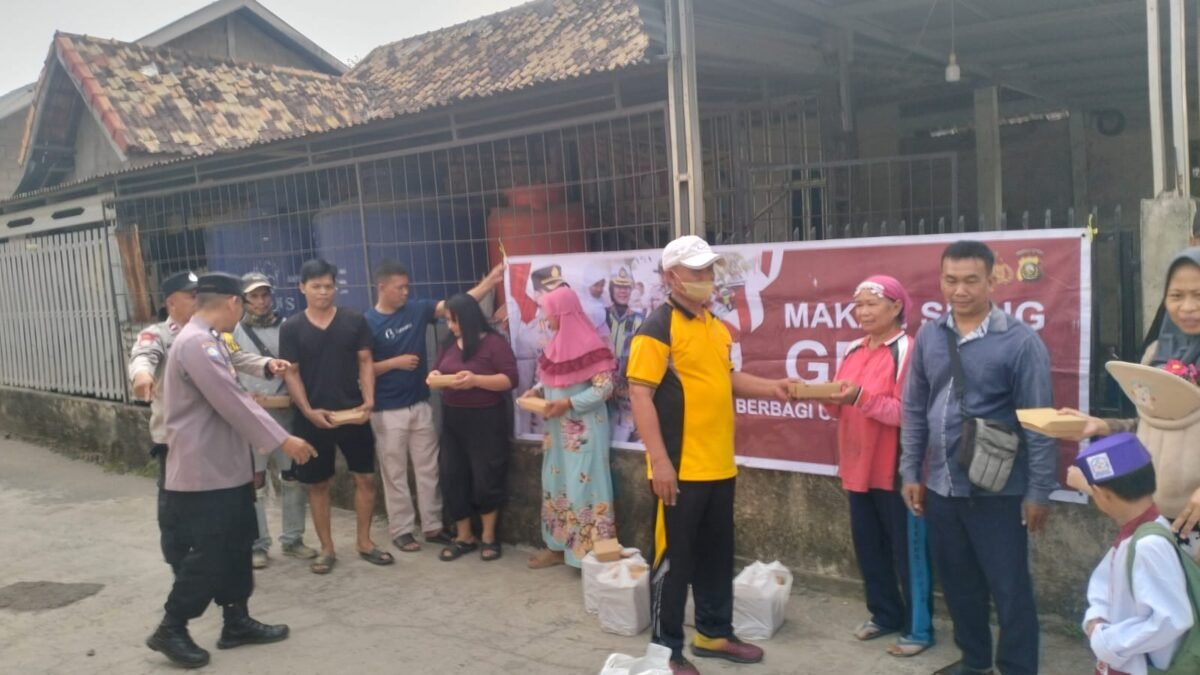 Wujud Kepedulian Polri, Polsek Sukarami Bagikan Makan Siang Gratis kepada Warga