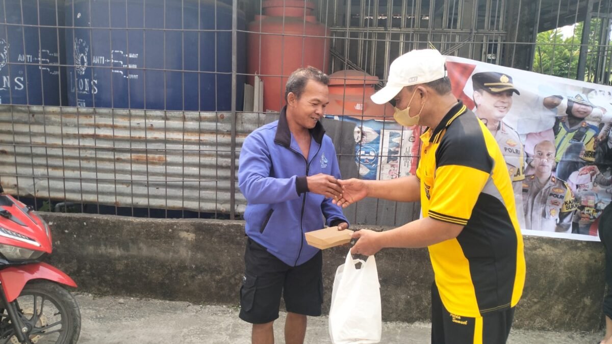 Polsek Sukarami Berbagi, Makan Siang Gratis Hadir untuk Masyarakat di Kebun Bunga