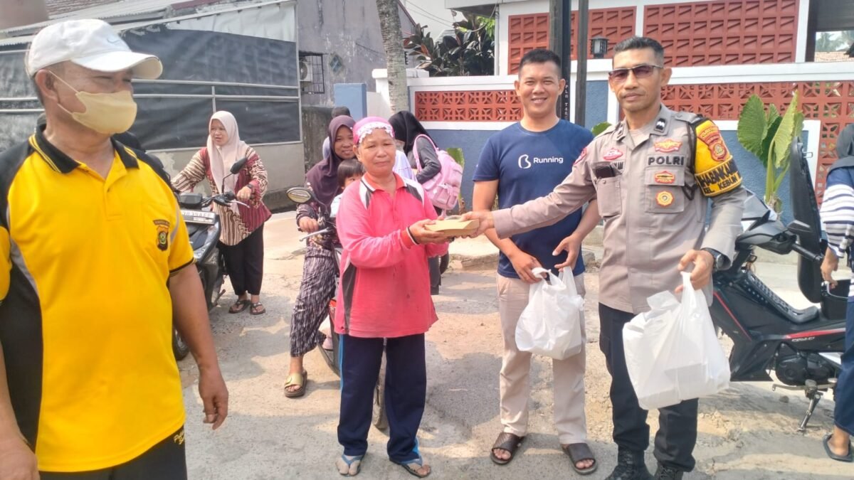 Berbagi Kebaikan di Tengah Masyarakat, Polsek Sukarami Salurkan Makan Siang Gratis