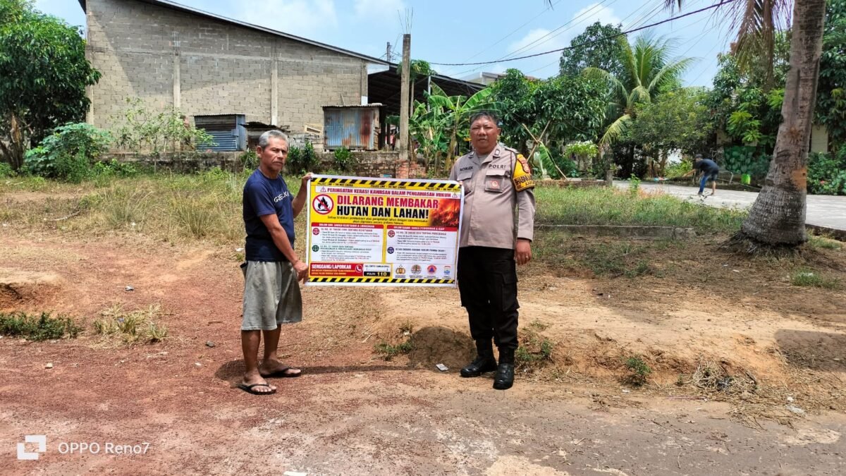 Lindungi Lingkungan dan Kesehatan, Bhabinkamtibmas Sukarami Ajak Warga Tolak Karhutla