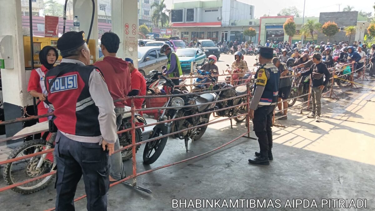 Jaga Kamtibmas di SPBU, Bhabinkamtibmas Polsek Muaradua Imbau Warga Tertib Antre