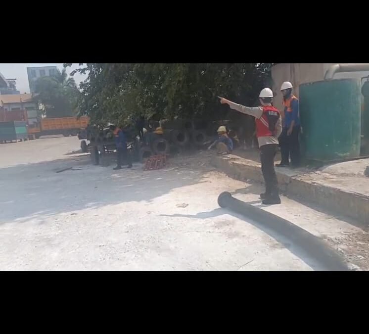 Antisipasi Karhutla, Bhabinkamtibmas Edukasi Warga di Seputaran Dermaga