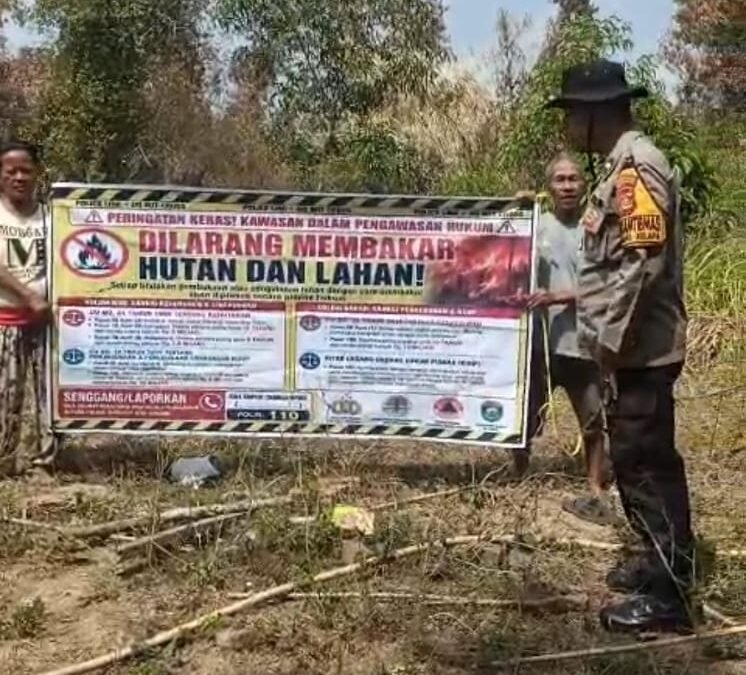 Cegah Karhutla, Bhabinkamtibmas Gencarkan Himbauan dan Pasang Spanduk Larangan