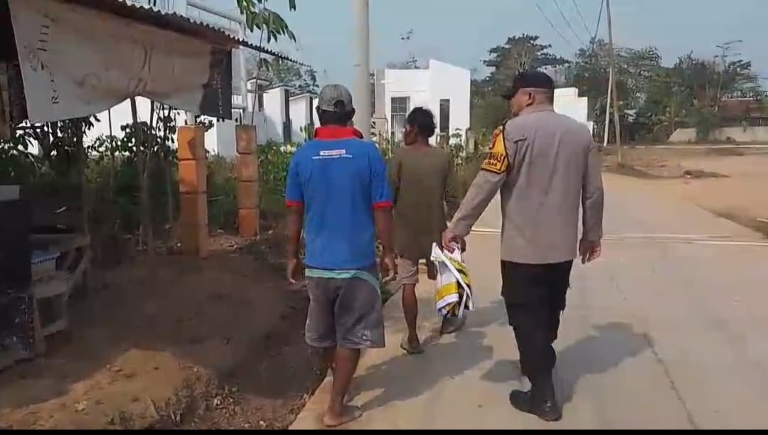 Cegah Karhutla, Bhabinkamtibmas Polsek Sukarami Patroli di Perbatasan KM 12