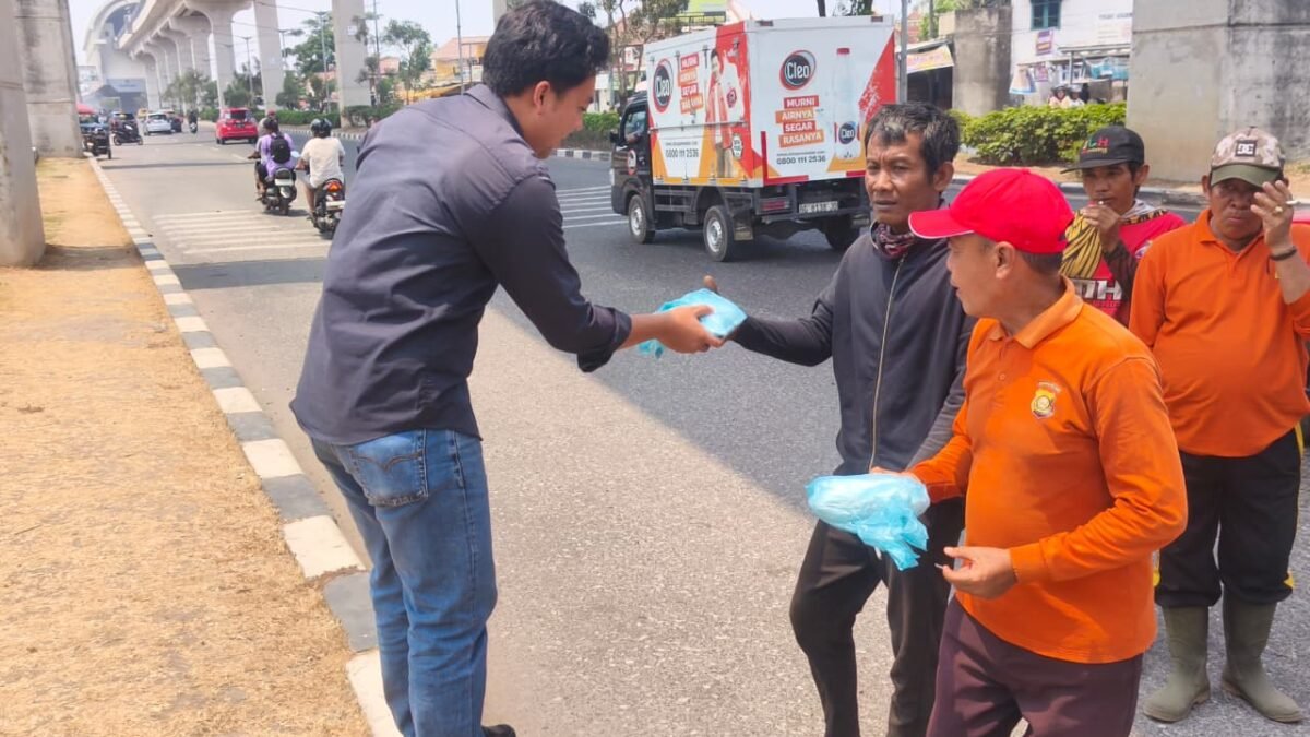 Peduli Sesama, Humas Polrestabes Palembang Gelar Sedekah dan Berbagi Nasi Bungkus