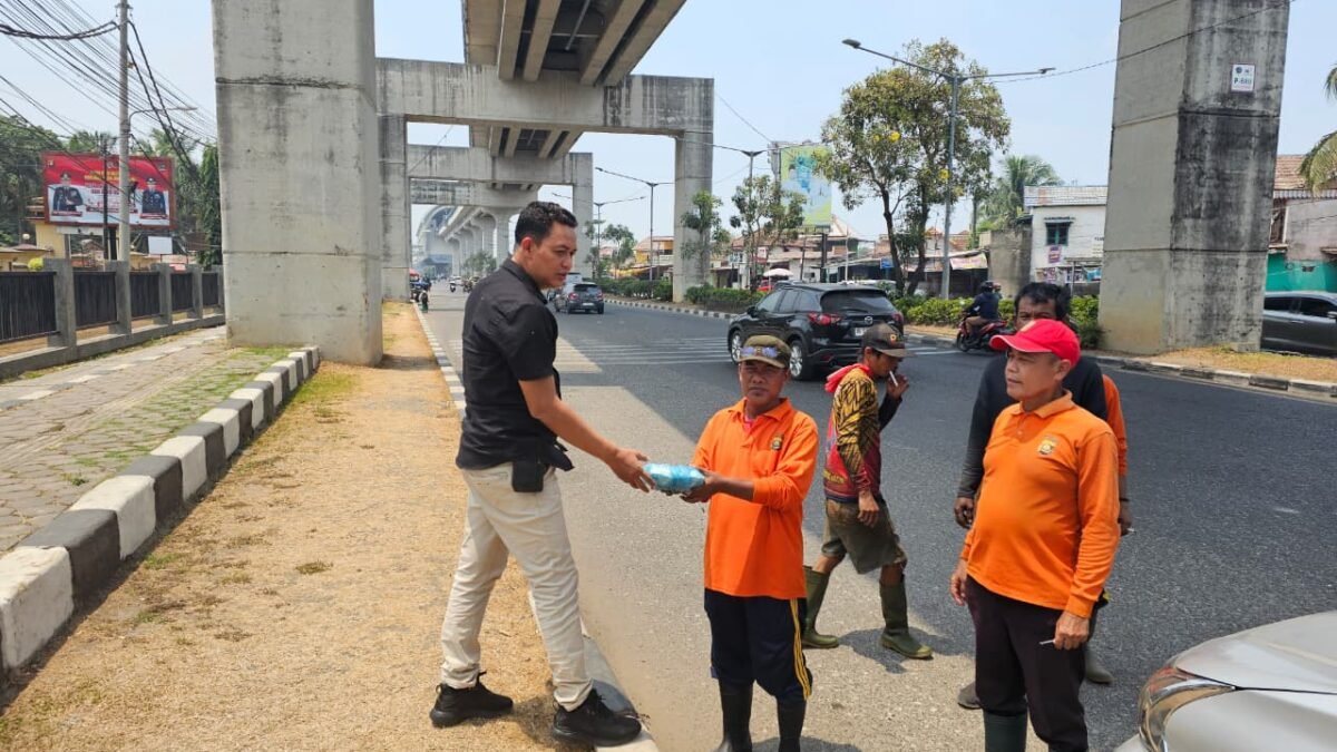 Berbagi Kebahagiaan, Si Humas Polrestabes Palembang Bagikan Nasi Bungkus kepada Warga