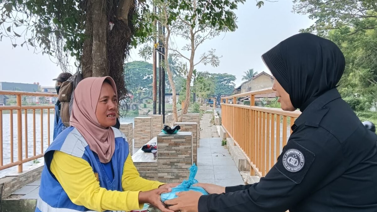 Jumat Berbagi Semangat Kepedulian, Humas Polrestabes Palembang Sambangi Masyarakat