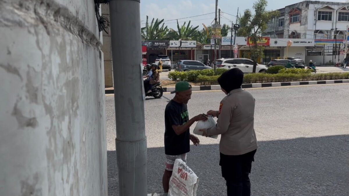 Humas Polrestabes Palembang Hadir untuk Sesama, Bagikan Nasi Bungkus bagi Warga Membutuhkan