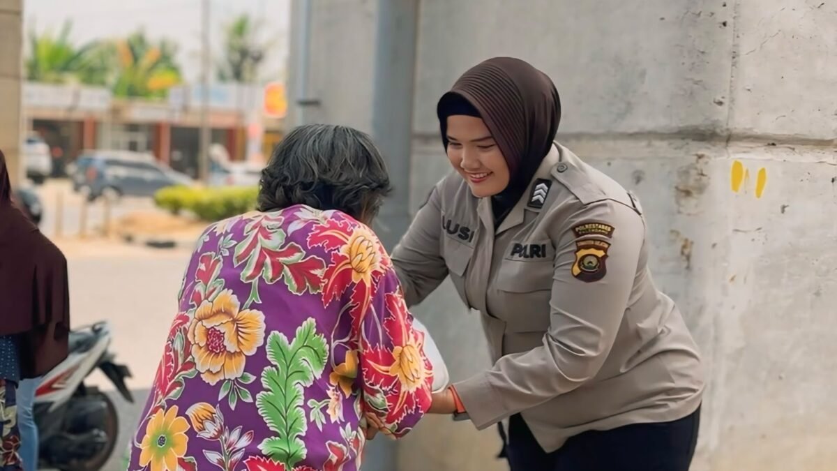 Wujud Kepedulian Polri, Humas Polrestabes Palembang Bagikan Nasi Bungkus kepada Masyarakat