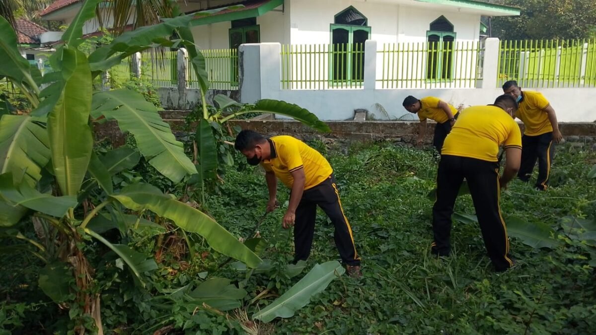Polsek Sukarami Gelar Bersih-Bersih Serentak, Wujudkan Lingkungan Asrama Polri yang Bersih dan Nyaman