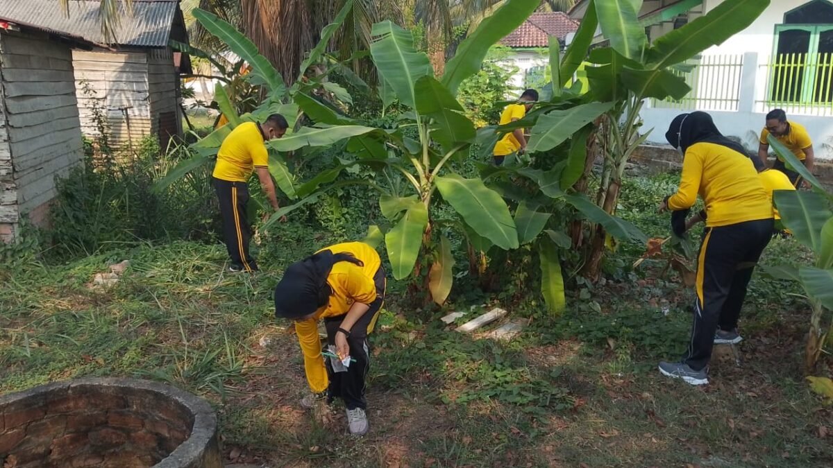 Jaga Kebersihan dan Kenyamanan, Personel Polsek Sukarami Gotong Royong Bersihkan Asrama