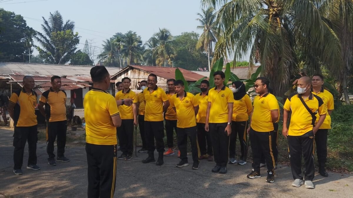Semangat Gotong Royong, Polsek Sukarami Gelar Aksi Bersih-Bersih Lingkungan Asrama