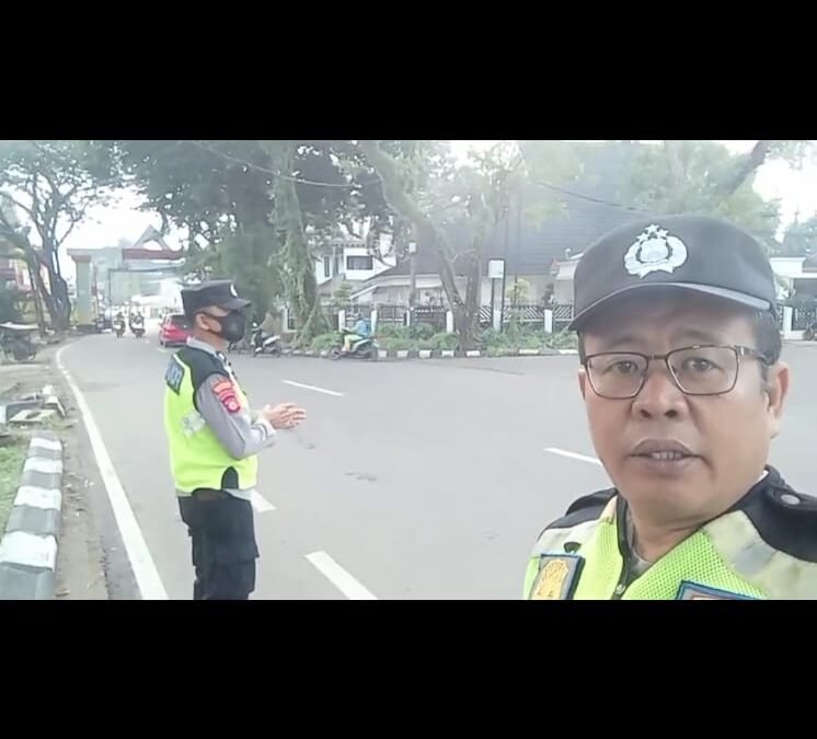 Strong Point Polsek Ilir Barat II Hadir Jaga Keamanan dan Kelancaran Arus Lalu Lintas