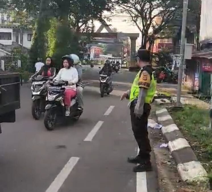 Berikan Pelayanan kepada Pengguna Jalan, Polsek Ilir Barat II Gelar Strong Point