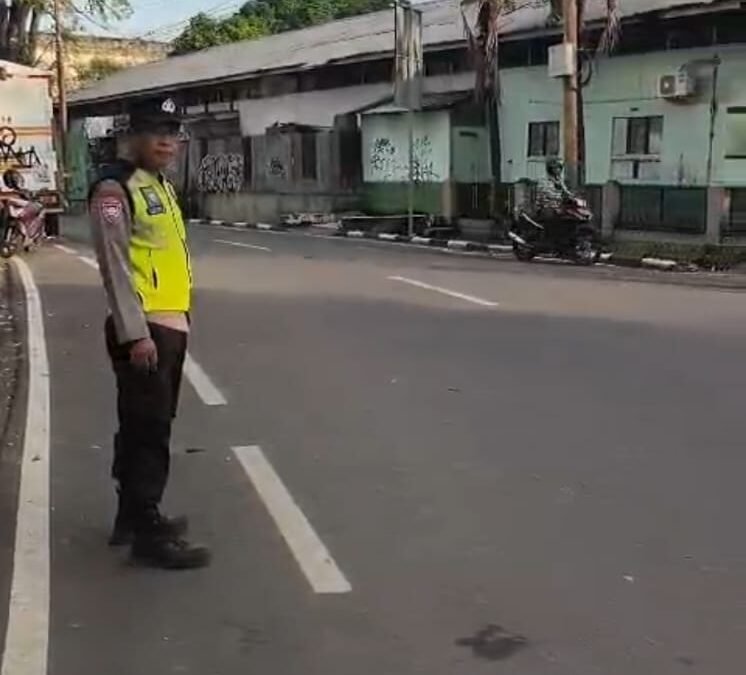 Polsek Ilir Barat II Hadir di Tengah Masyarakat, Arus Lalu Lintas Dipantau di Titik Rawan