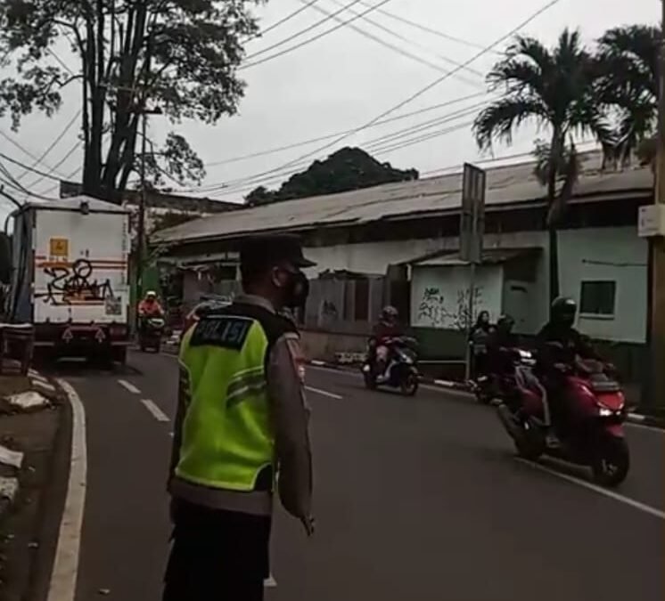 Personel Polsek Ilir Barat II Siaga di Titik Rawan Macet, Wujudkan Kamseltibcarlantas