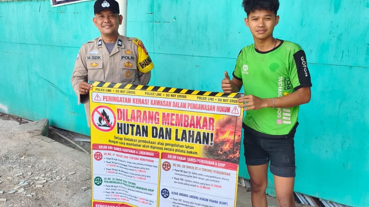 Cegah Karhutla, Bhabinkamtibmas Polsek Sukarami Pasang Spanduk dan Edukasi Warga