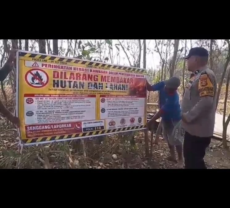 Bhabinkamtibmas Alang-Alang Lebar Gencarkan Edukasi Karhutla dan Tertibkan Antrean BBM