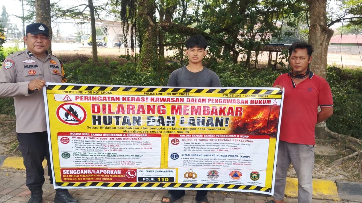 Antisipasi Karhutla, Bhabinkamtibmas Polsek Sukarami Sambangi Warga di Jalan By Pass