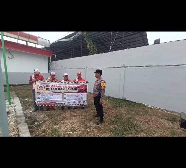 Bhabinkamtibmas Sukarami Sambangi Warga, Ingatkan Bahaya dan Larangan Karhutla