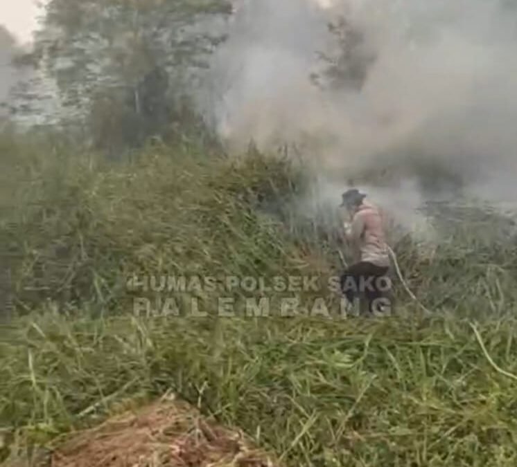 Kapolsek Sako Pimpin Pemadaman Karhutla di Perbatasan Palembang-Banyuasin