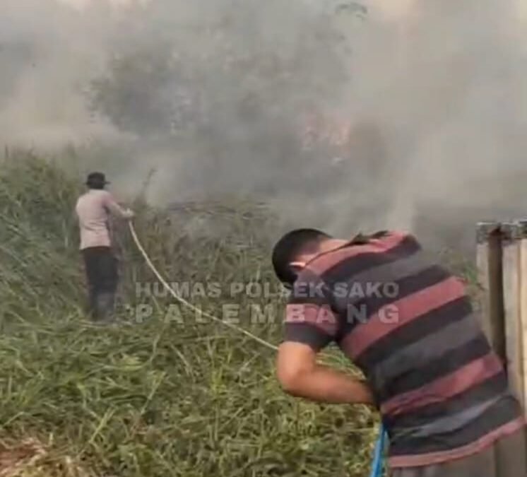 Bahu-Membahu Jinakkan Api, Polisi dan Warga Cegah Karhutla Mendekati Perumahan Bukit Intan