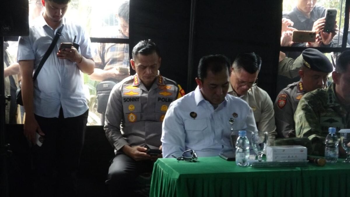 Kapolrestabes Palembang Dampingi Menko Polkam Tinjau Posko Karhutla Kertapati