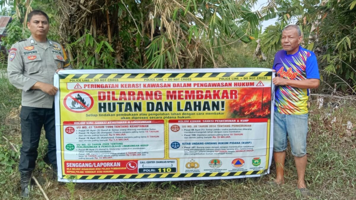 Cegah Karhutla, Bhabinkamtibmas Pasang Spanduk Himbauan di Wilayah Binaan