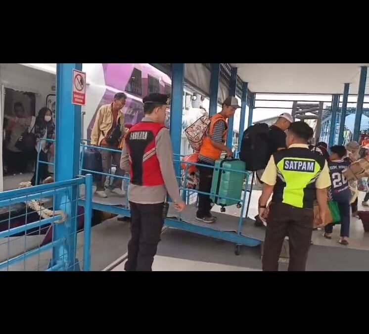 Polsek KSK Boom Baru Perkuat Pengamanan Kedatangan dan Keberangkatan Kapal Ekspres Bahari