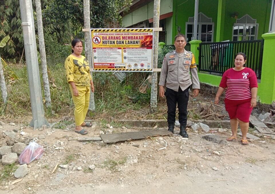 Jaga Lingkungan dan Kamtibmas, Bhabinkamtibmas Sukarami Sambangi Warga Sampaikan Imbauan Karhutla