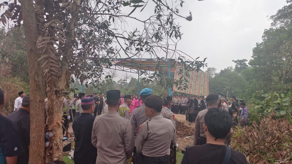 Polrestabes Palembang Antar Aiptu Candra Gunawan ke Peristirahatan Terakhir dengan Upacara Kedinasan