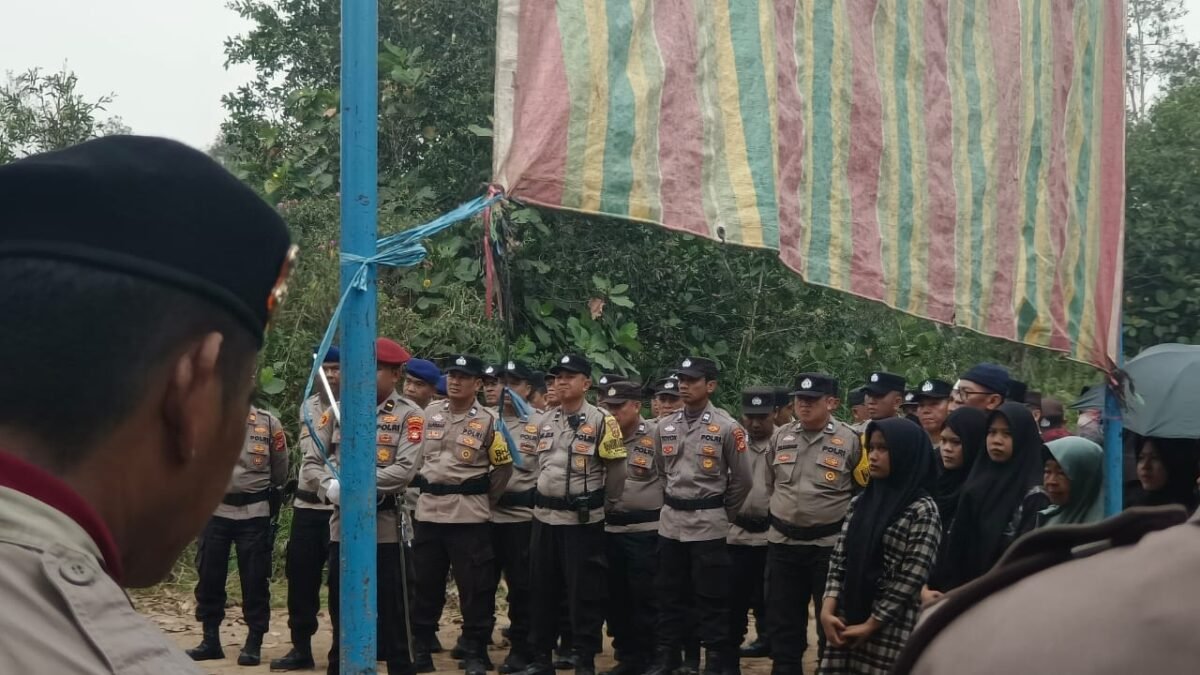 Upacara Pemakaman Aiptu Candra Gunawan Digelar Khidmat, Polrestabes Palembang Berikan Penghormatan Terakhir