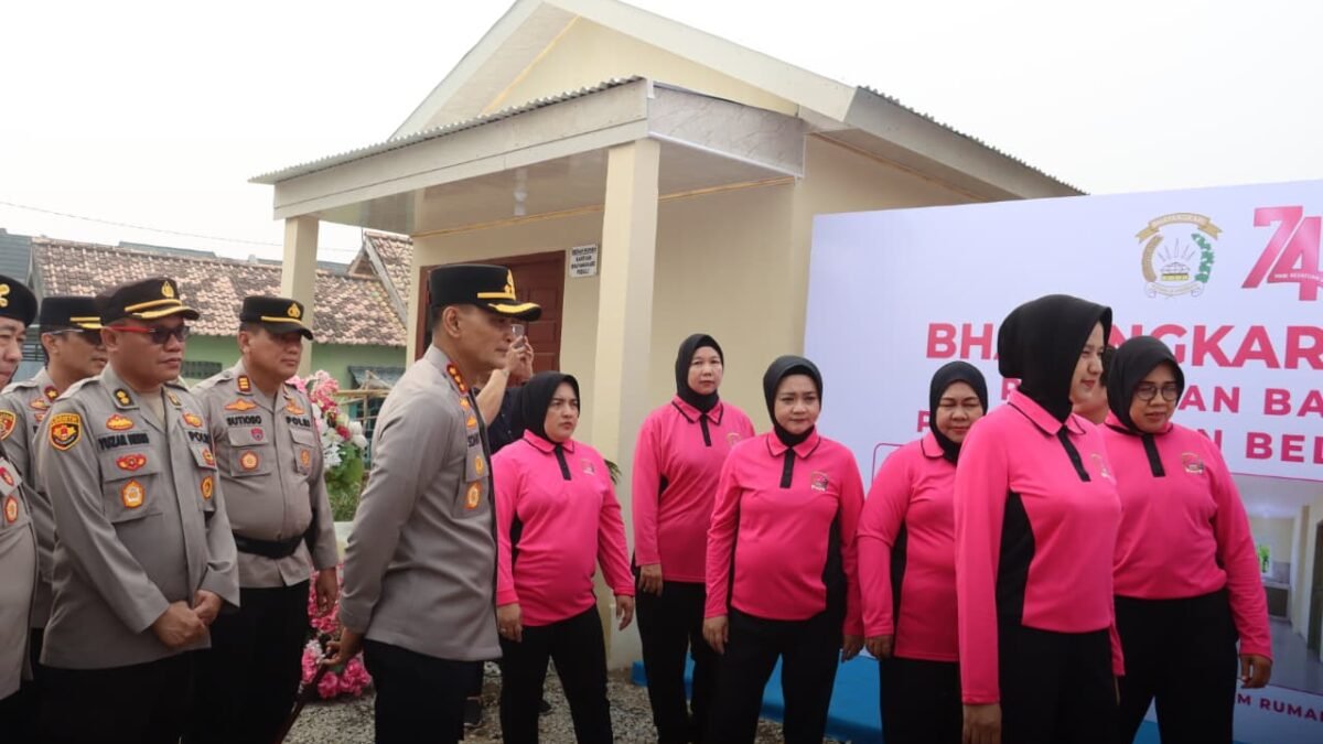 HKGB ke-74 Jadi Momentum Berbagi, Polrestabes Palembang Bedah Rumah dan Salurkan Bantuan untuk Warga