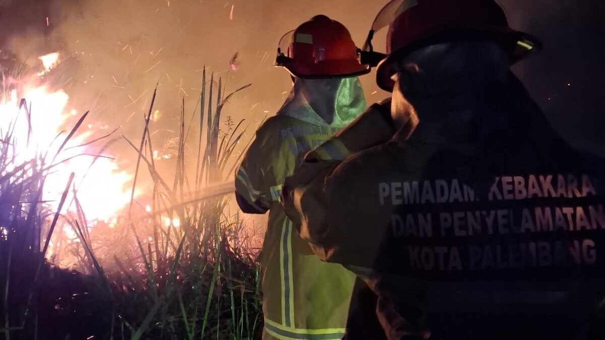 Polda Sumatera Selatan Tingkatkan Mitigasi Karhutla, Api di Lahan Semak Karyajaya Padam