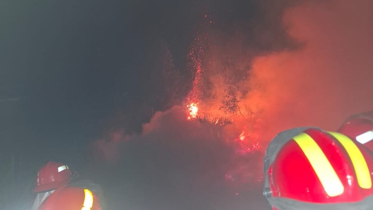 Respons Cepat Polrestabes Palembang, Titik Api di Lahan Semak Karyajaya Berhasil Dipadamkan