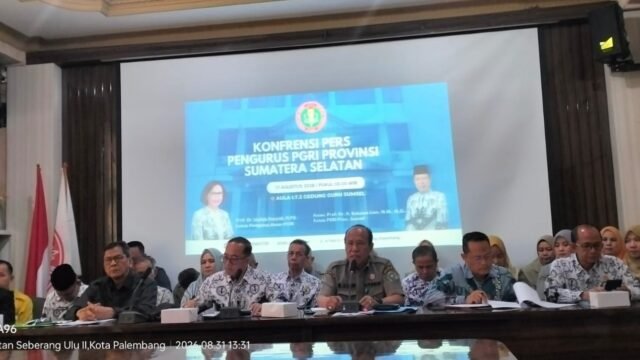 Ahmad Zulinto bersama Bukman Lian, Rektor Universitas PGRI Palembang, saat konferensi pers di Palembang.
