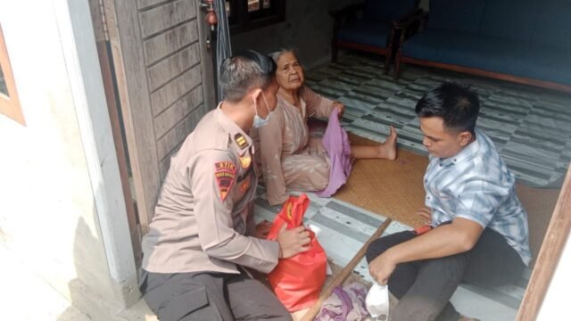 Mahasiswa STIK dan Siswa SIP bersama Polsek Gelumbang saat menyalurkan bansos dan edukasi pencegahan Karhutla di Muara Enim.