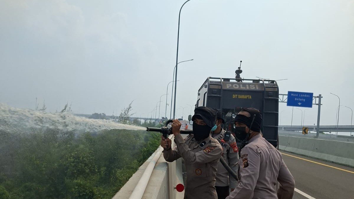 Petugas Satgas Aman Nusa II memadamkan karhutla di Ogan Ilir