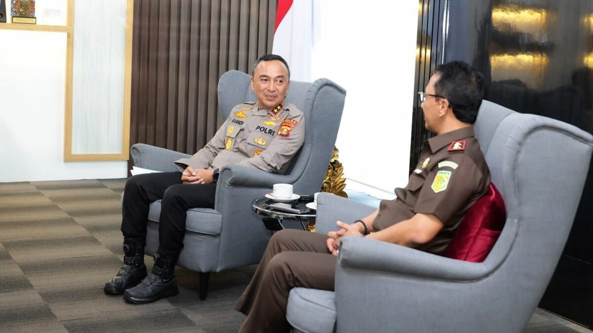 Kajati Sumsel Nurcahyo Jungkung Madyo dan Kapolda Irjen Pol Sandi Nugroho saat lawatan kerja di Mapolda Sumsel
