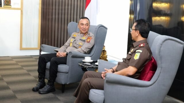 Kajati Sumsel Nurcahyo Jungkung Madyo dan Kapolda Irjen Pol Sandi Nugroho saat lawatan kerja di Mapolda Sumsel