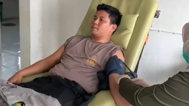 Personel Polres Empat Lawang mendonorkan darah B+ untuk bayi dengan Hb rendah di RSUD Empat Lawang.