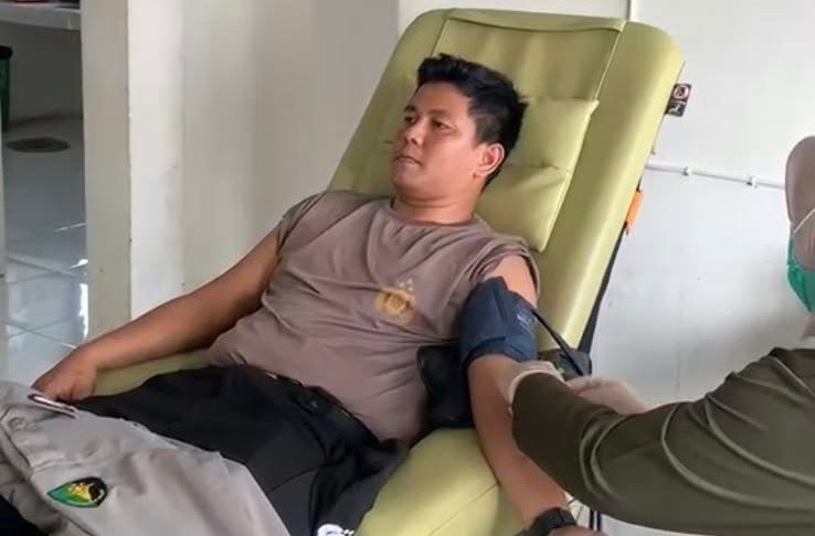 Personel Polres Empat Lawang mendonorkan darah B+ untuk bayi dengan Hb rendah di RSUD Empat Lawang.