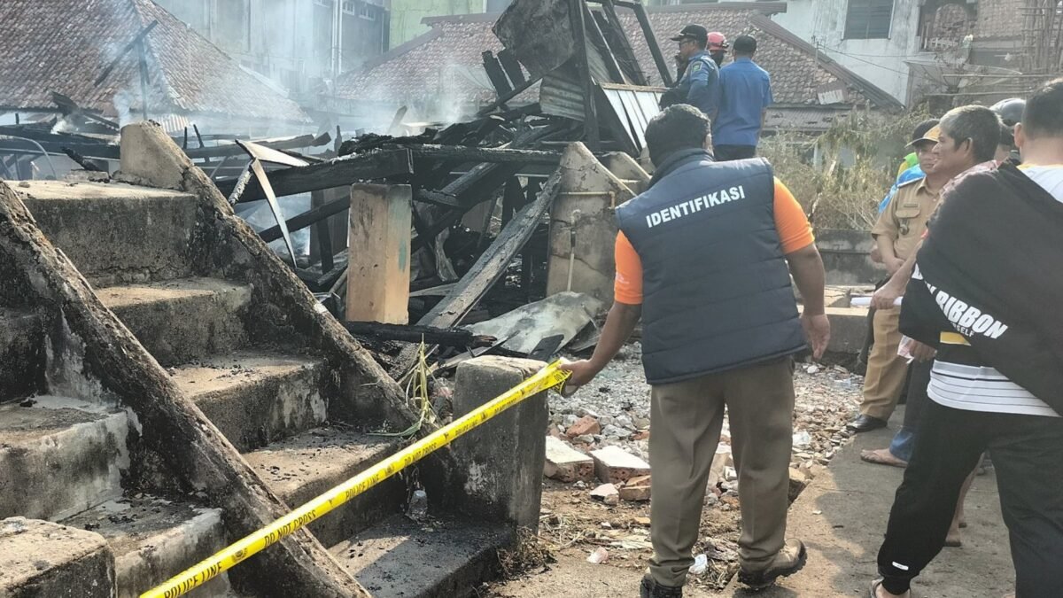 Petugas Polres Prabumulih melakukan olah TKP kebakaran tujuh bedeng di Prabumulih yang diduga akibat korsleting listrik.