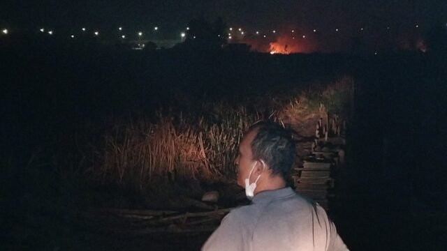 Petugas gabungan memadamkan karhutla di Tol Palindra Ogan Ilir pada malam hari