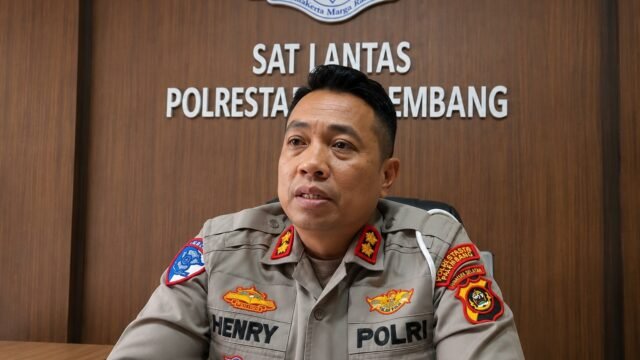 Petugas Satlantas Polrestabes Palembang menindak pelanggar dengan tilang manual