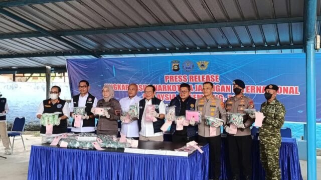 Petugas BNNP Sumsel menunjukkan barang bukti 43 kg sabu yang disita dari kurir narkotika di Ogan Ilir.