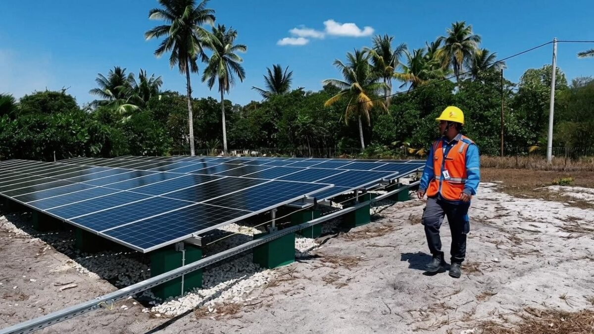Panel surya PLTS Pulau Rengit Belitung yang menerangi 24 jam untuk warga