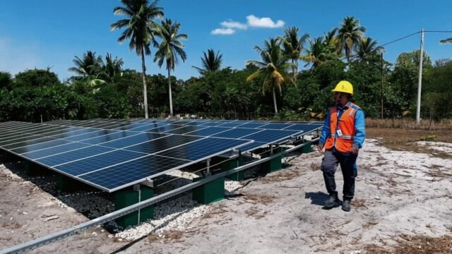 Panel surya PLTS Pulau Rengit Belitung yang menerangi 24 jam untuk warga