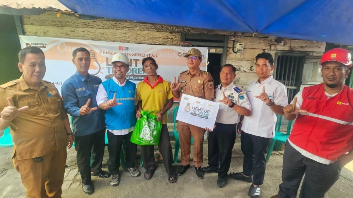 Keluarga Mino di Lahat menerima sambungan listrik gratis dari PLN melalui program Light Up The Dream